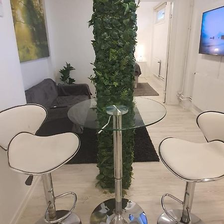 Beautiful Basement Apartment, Very Private And Close To The Metro Ville de Ville de Stockholm Extérieur photo
