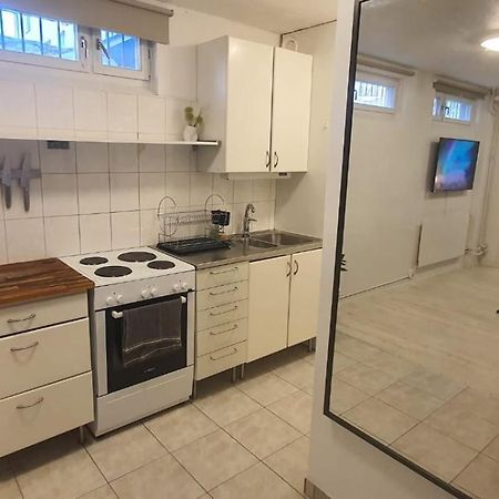 Beautiful Basement Apartment, Very Private And Close To The Metro Ville de Ville de Stockholm Extérieur photo