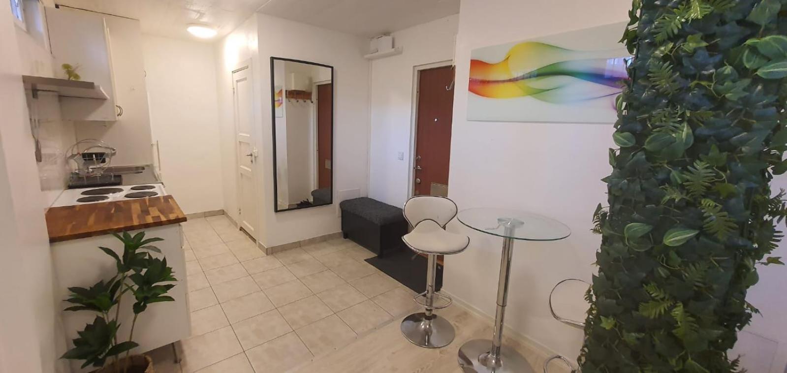 Beautiful Basement Apartment, Very Private And Close To The Metro Ville de Ville de Stockholm Extérieur photo