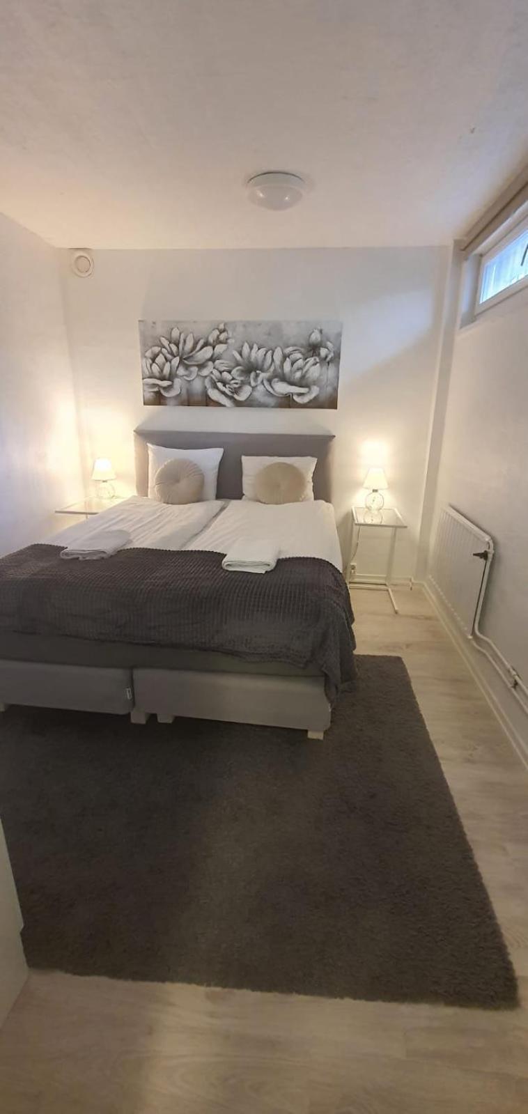 Beautiful Basement Apartment, Very Private And Close To The Metro Ville de Ville de Stockholm Extérieur photo
