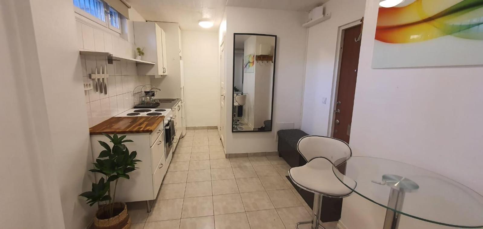 Beautiful Basement Apartment, Very Private And Close To The Metro Ville de Ville de Stockholm Extérieur photo