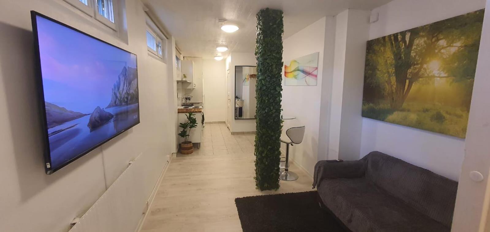 Beautiful Basement Apartment, Very Private And Close To The Metro Ville de Ville de Stockholm Extérieur photo